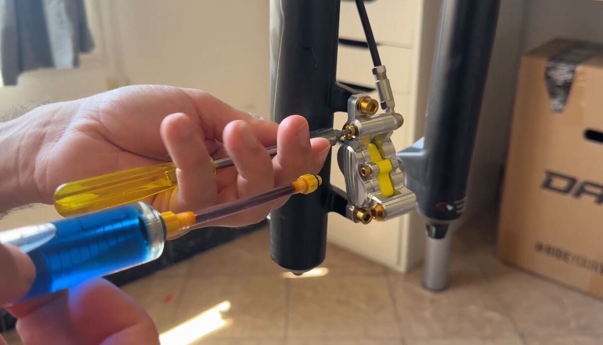 quitar el tornillo de la pinza para purgar lso frenos